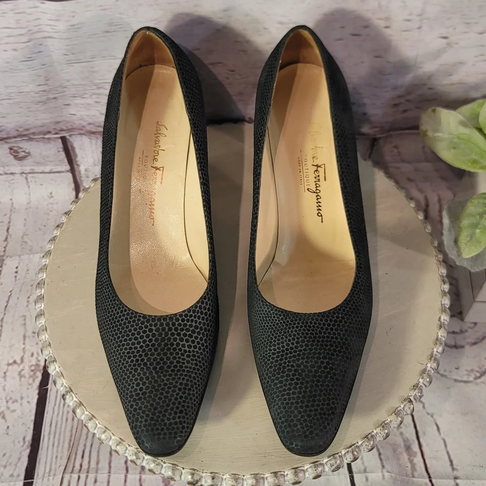Vintage Salvatore Ferragamo Black Pebble Textured Suede Low Heel Pumps Italy 9B